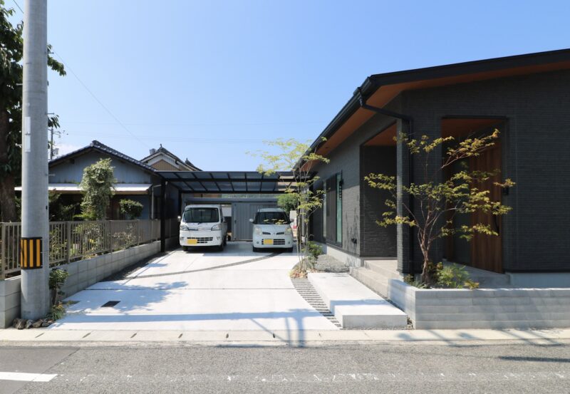 シンプルな土間とカーポート